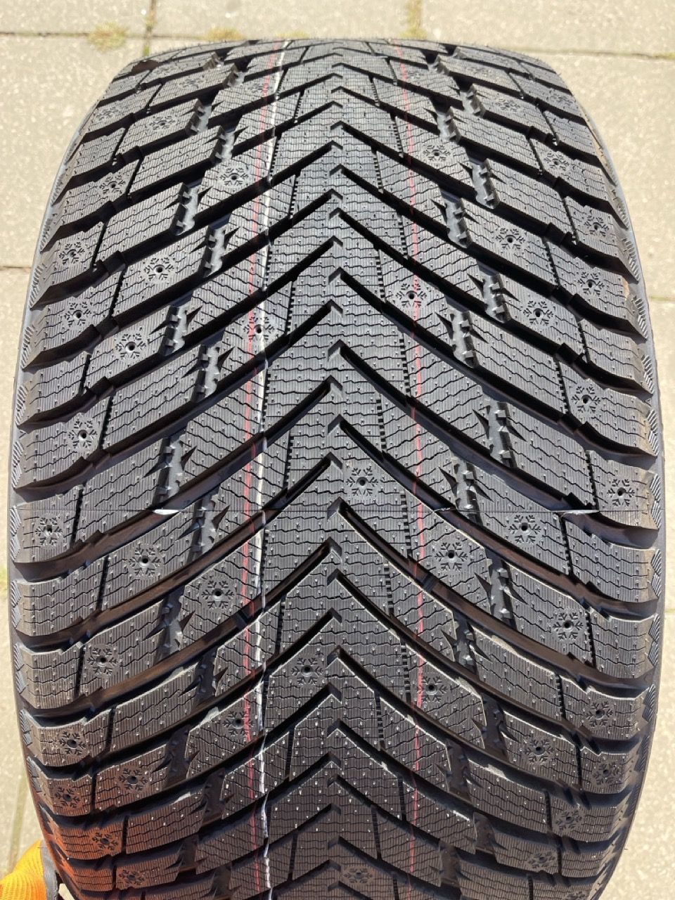 Arivo Ice Claw ARW7 325/35 R22 114T